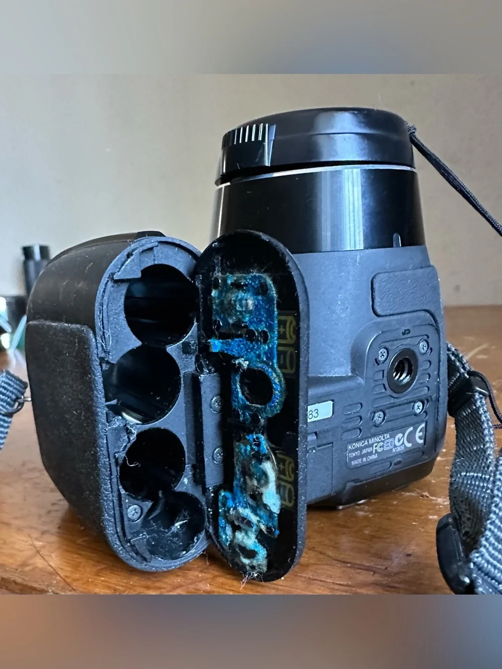 Konica Minolta Dimage Z5 5MP 12x Optical Zoom Digital Camera FOR PARTS/REPAIR